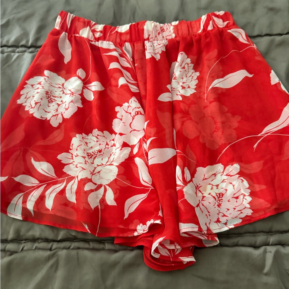 SHOW ME YOUR MUMU size Large red floral shorts